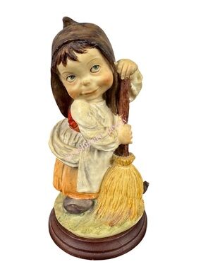 Giuseppe Armani Gulliver's World‎ figurine Girl with broom 8" tall